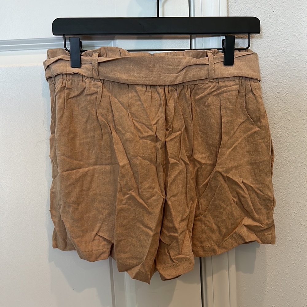 NWOT Pink Lilly Paper bag shorts. Linen. Size Large. Tan. Never worn. - Picture 3 of 5